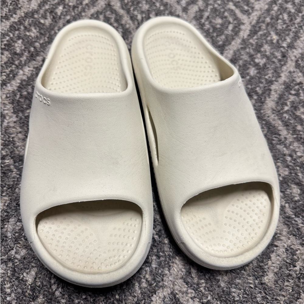CROCS Slide Sandals in Cream Men’s size 8/Women’s size 10